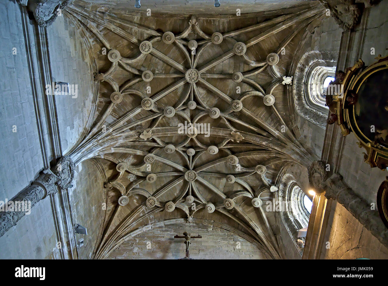 Spektakuläre Kreuzrippengewölbe mit dem Verzieren Schilder in einer der Kapellen von St. Mary Kathedrale von Cuenca, Kastilien-La Mancha, Spanien. Stockfoto