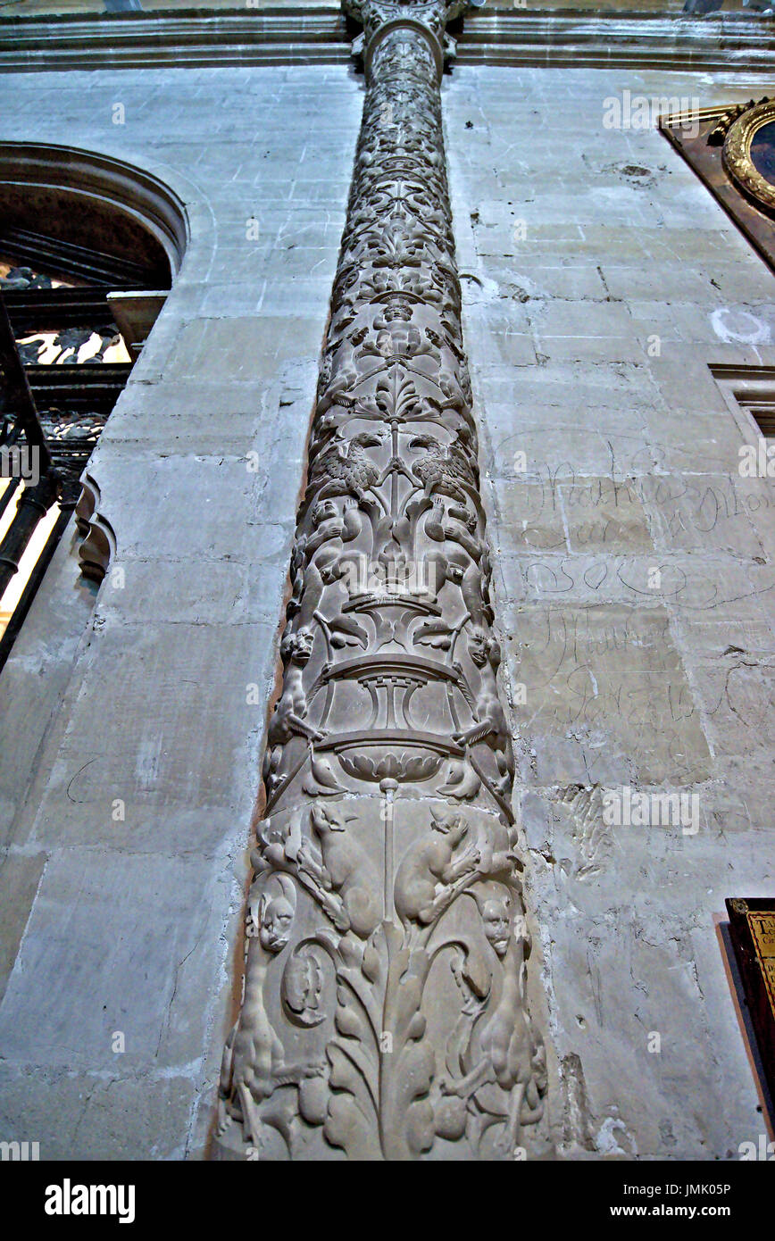 Sehr Spalte in einer der Seitenkapellen der St. Mary Cathedral in Cuenca, Castilla La Mancha, Spanien verziert. Stockfoto