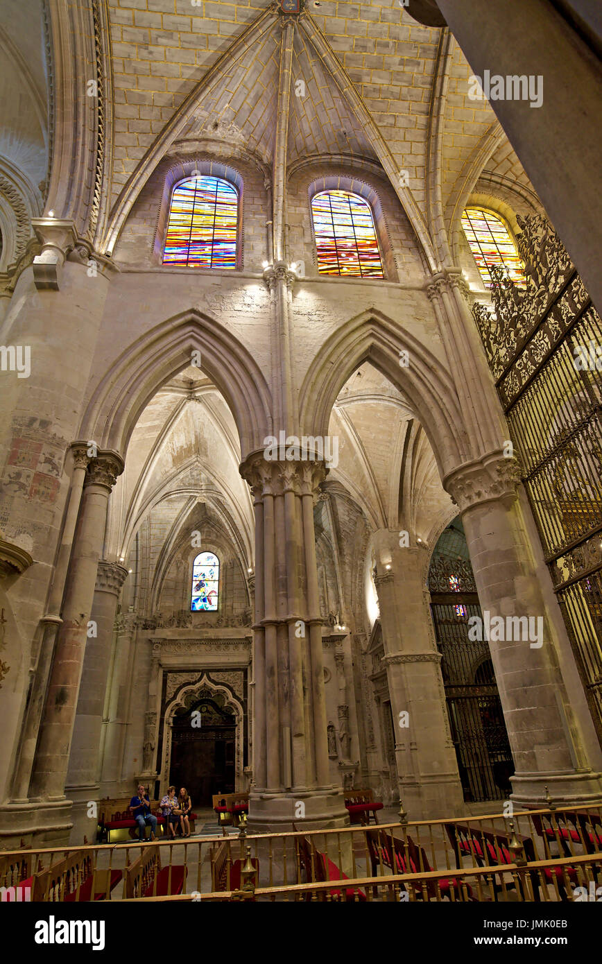 Vertikale Sicht auf das Kirchenschiff der St. Mary Cathedral in Cuenca, C. La Mancha, Spanien, mit Glasfenstern, Kreuzrippengewölbe und Mitte Bögen Stockfoto