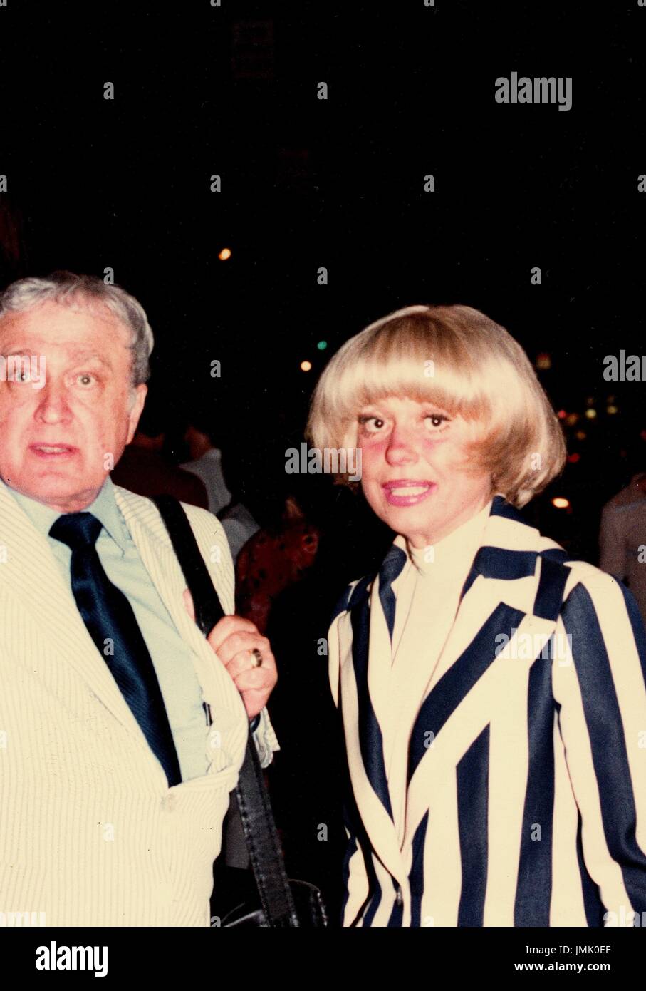 © RTMcbride / MediaPunch CAROL CHANNING und ihr Ehemann, der Besuch einer BROADWAY-SHOW IN den späten 1970er Jahren, NYC.  KREDIT-ALLE VERWENDUNGEN Stockfoto