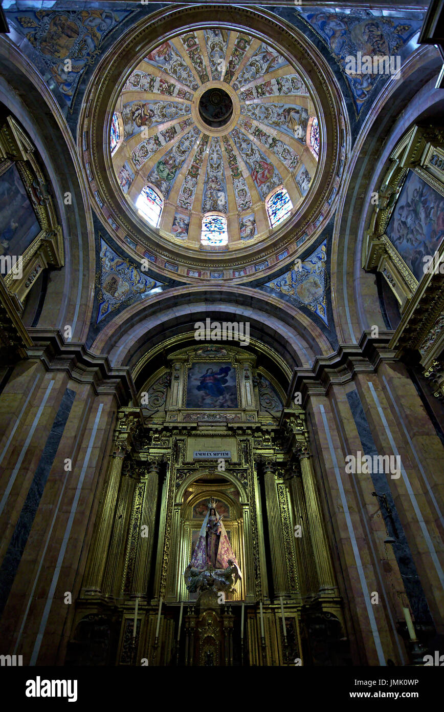 Vertical view of the chapel "Nuestra Señora del Sagrario" showing vault and altarpiece. Cathedral of Saint Mary in Cuenca, Castilla La Mancha, Spain. Stockfoto