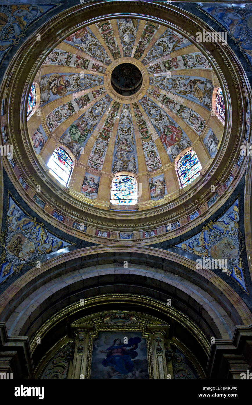 Vertical view of the chapel "Nuestra Señora del Sagrario" with vault built on marble. Cathedral of Saint Mary in Cuenca, Castilla La Mancha, Spain. Stockfoto