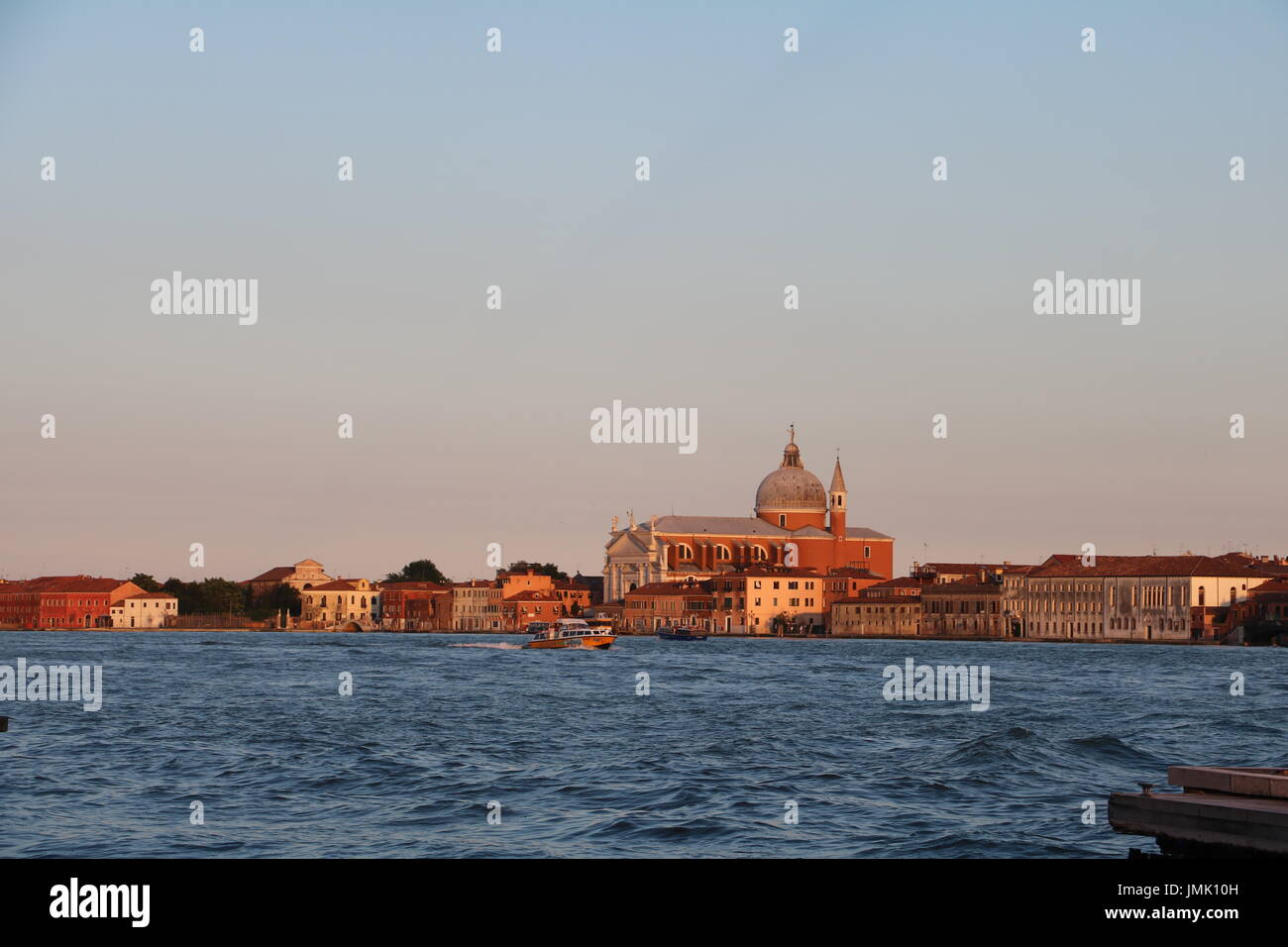 Boot Streifen über dem Wasser des Grand Canal, in Italien, Venedig. Stockfoto