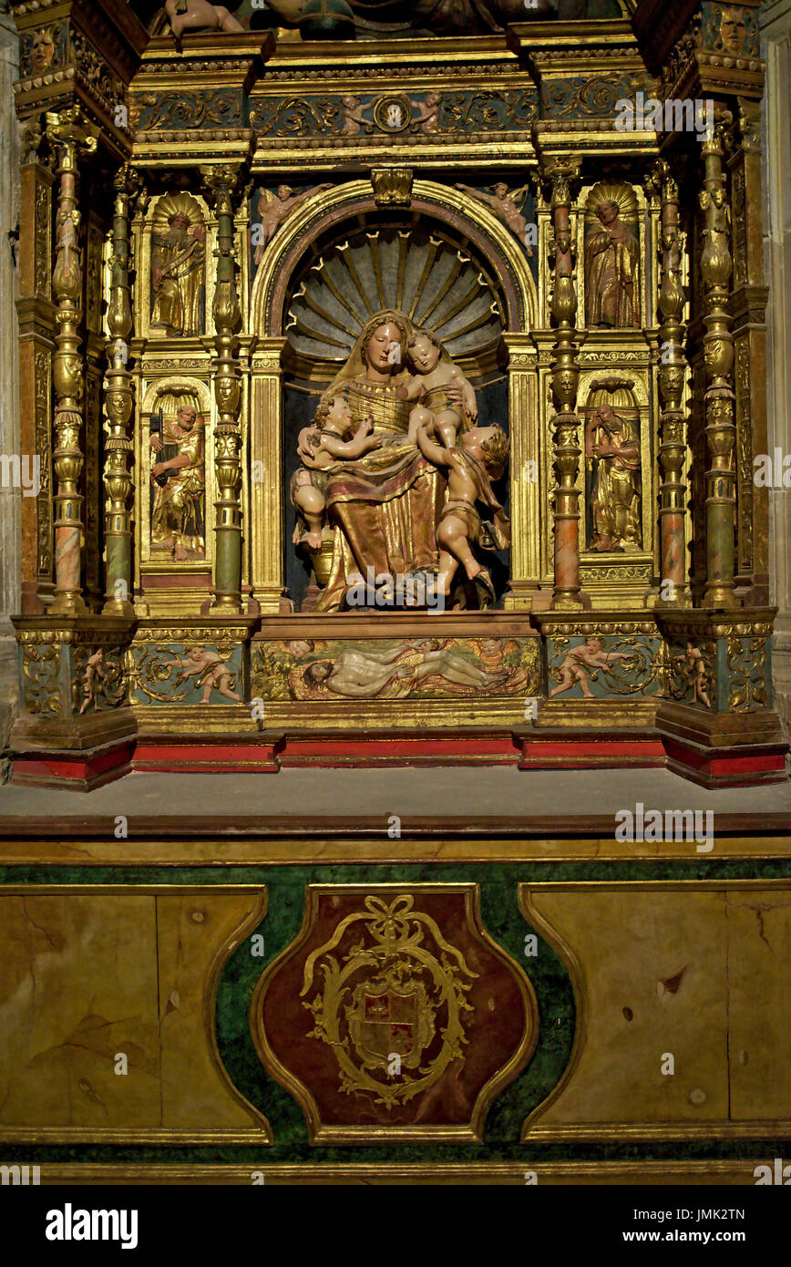 Katholische goldenen Altar mit Bild der Heiligen Maria mit dem Kind in einer der Kapellen von Cuenca Kathedrale, Castilla la Mancha, Spanien Stockfoto
