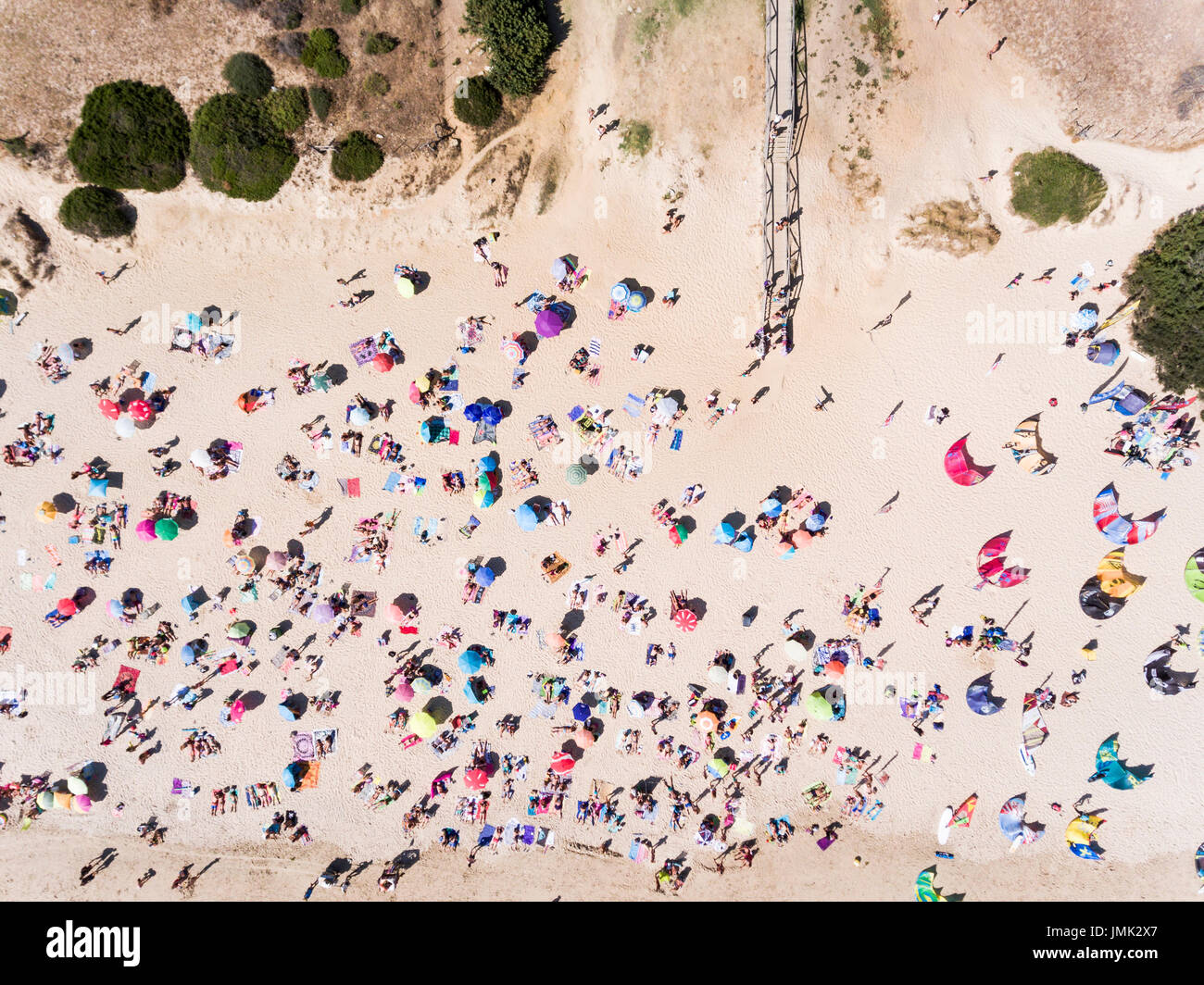 Drohne-Ansicht von Menschen am Strand. Valdevaqueros, Tarifa, Cádiz, Costa De La Luz, Andalusien, Spanien. Stockfoto