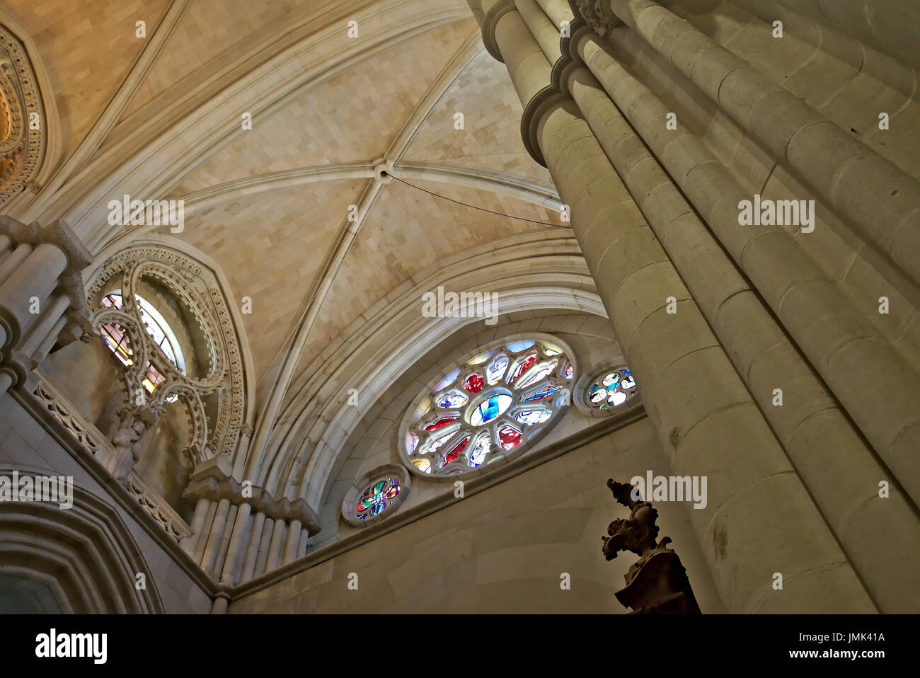 Bild des Mittelschiffes von Cuenca Kathedrale, mit Farbe rosette Fenster, vergoldeten Arch und Kreuzrippengewölbe Stockfoto