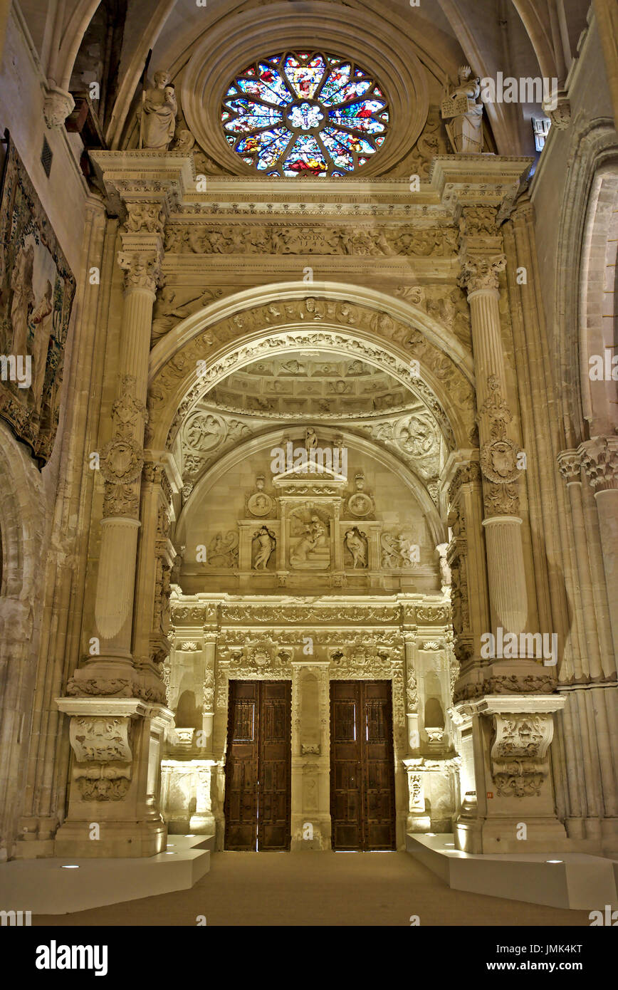Vertikale Ansicht von Cuencas Saint Jamie und Saint Mary Kathedrale Quereinstieg mit einer mittleren Bogen und eine schöne Rosette Fenster in der oberen. Stockfoto