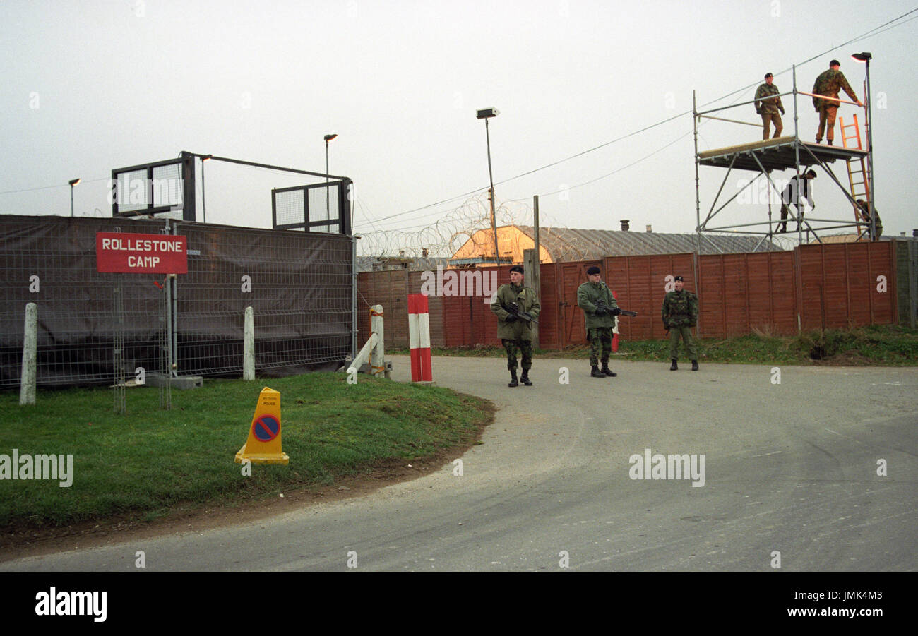 Bewaffnete Soldaten der Devonshire und Dorset Regiment Wache auf einem Turm und am Eingang zum Rollestone Camp, Salisbury Plain, wo 35 irakische Soldaten als Kriegsgefangene sesshaft wurden. Stockfoto