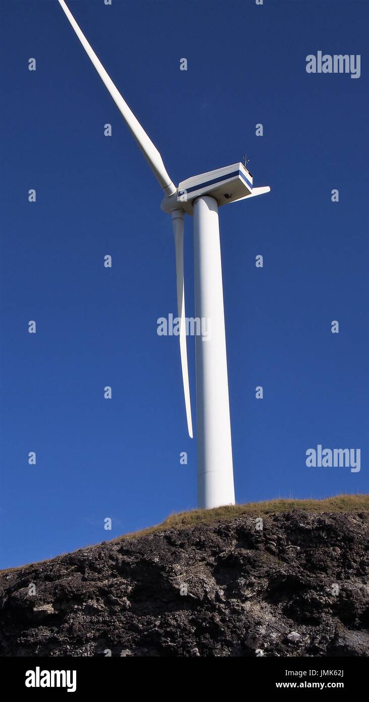 Wind Turbine gegen den tiefblauen Himmel, Workington, Cumbria, Vereinigtes Königreich Stockfoto