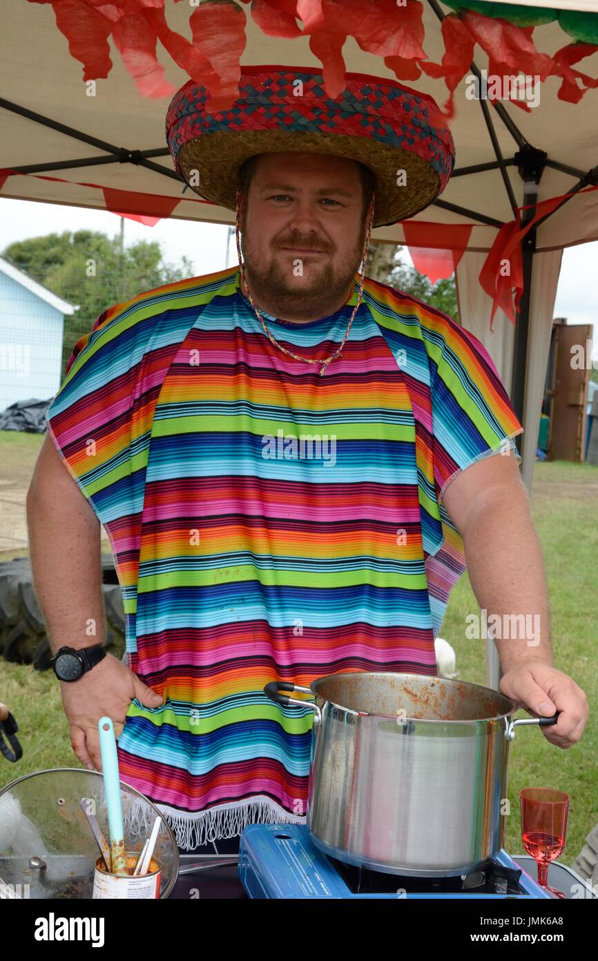 Ein Mann in einem Chili con carne kochen Wettbewerb auf der Gower Chili Festival Stockfoto