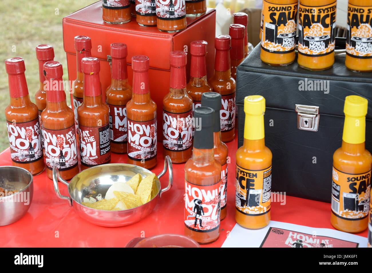 Hot Chili Soße Saucen für Verkauf und Verkostung Gower Chili Festival Glamorgan Wales Cymru UK GB Stockfoto