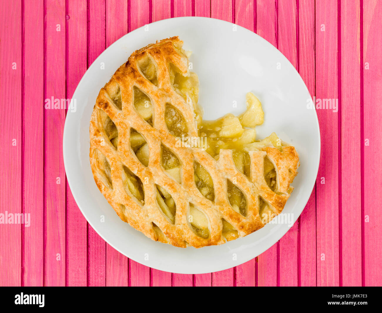 Gebackene Apfelkuchen und Pudding Dessert gegen eine Rosa Holz ...