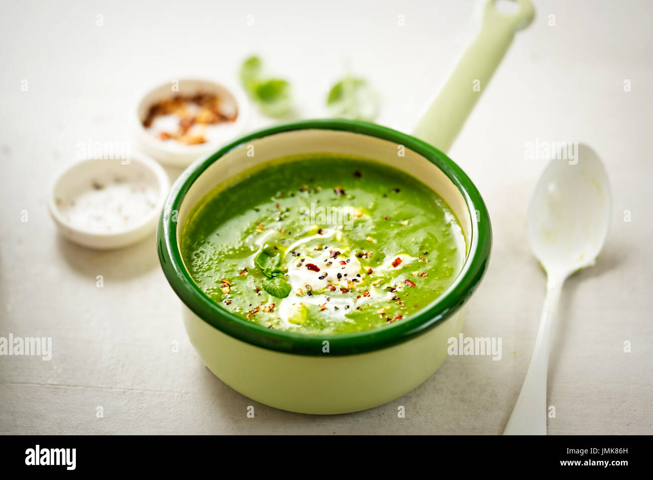 Brokkoli Spinat Creme Erbsensuppe mit Sahne und Chili-Flocken Stockfoto