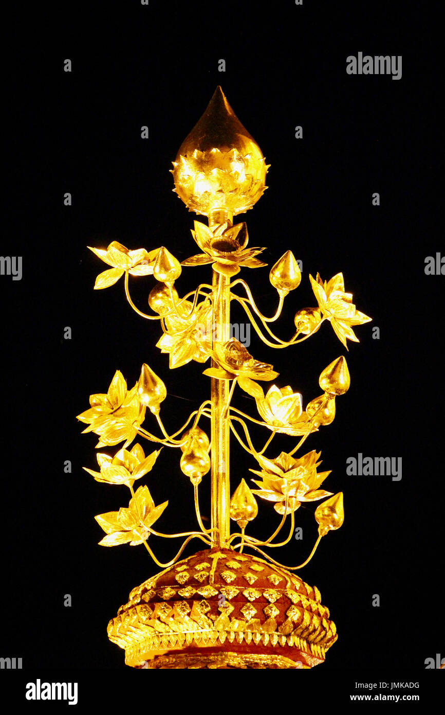 Goldene Skulptur im Doi Suthep Tempel in Chiang Mai, Thailand Stockfoto