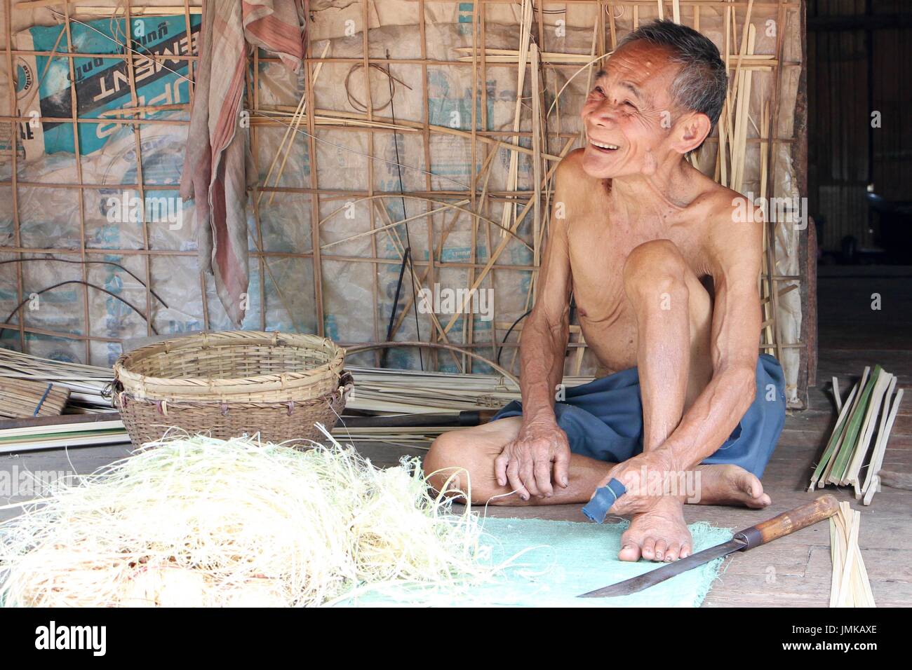 Örtliche Korbmacher in Thai Dorf Stockfoto