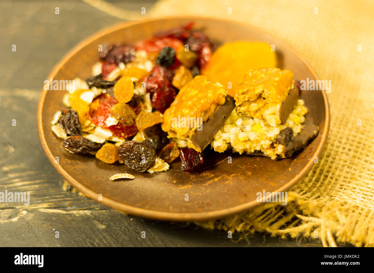 Brei und Süßigkeiten aus Haferflocken. Getrocknete Früchte. Gesunde Ernährung. Mitte ländlichen Stil. Stockfoto