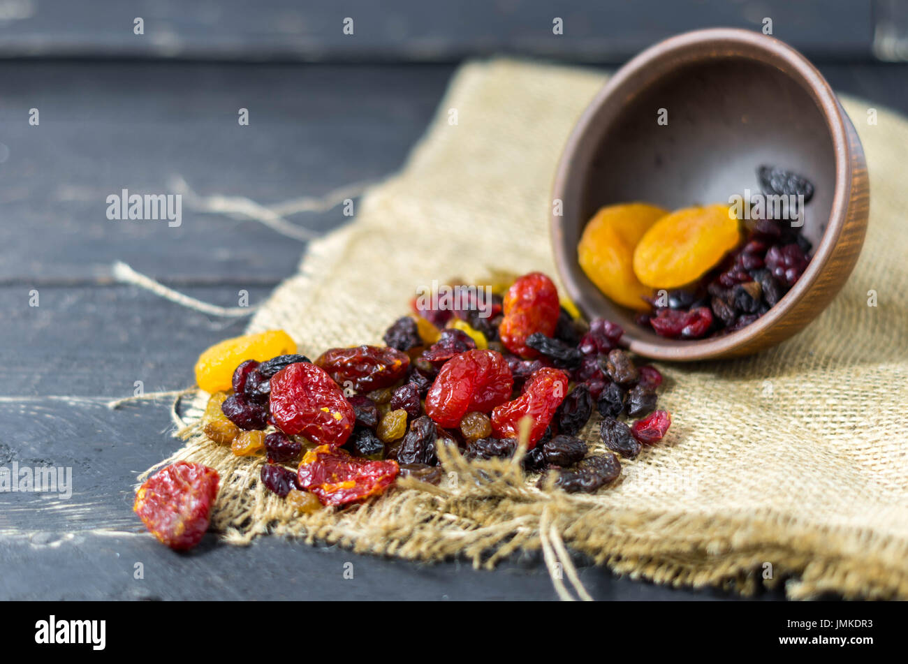 Getrocknete Früchte zu verbreiten. Raspifany trockene Beeren. Geringe Schärfentiefe. Gesund. Stockfoto