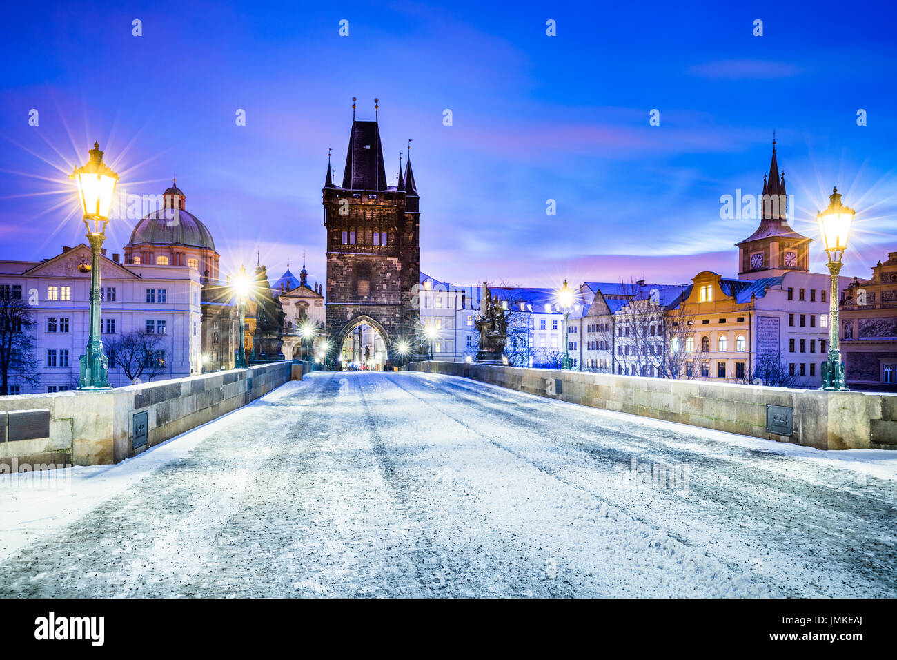 Europa, Tschechische Republik, Tschechien, Prag, Praha, historische Altstadt, UNESCO, Karlsbrücke, Karluv Most, Wahrzeichen über Moldau, Moldau, Winter Stockfoto