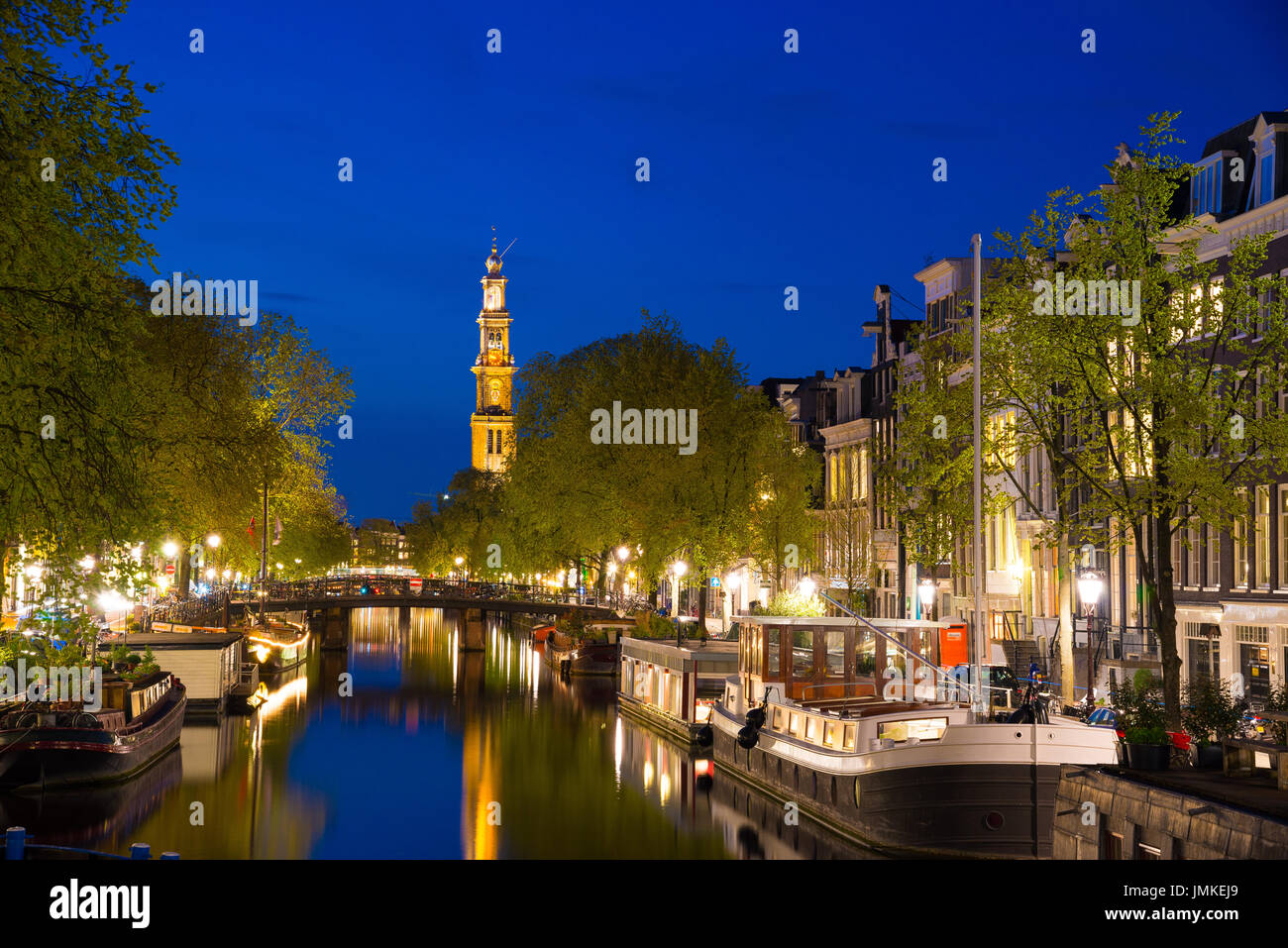 Kanäle von Amsterdam in der Nacht. Amsterdam ist die Hauptstadt und die bevölkerungsreichste Stadt der Niederlande. Stockfoto