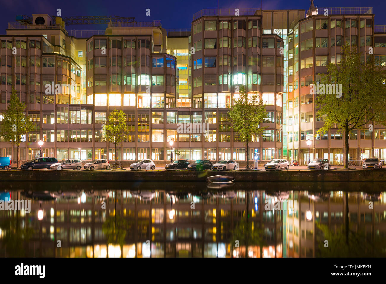 Kanäle von Amsterdam in der Nacht. Amsterdam ist die Hauptstadt und die bevölkerungsreichste Stadt der Niederlande. Stockfoto