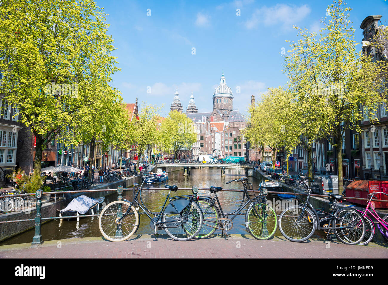 Fahrrad auf die Stadtbrücke Straße Fluss Kanal in Amsterdam. Stockfoto