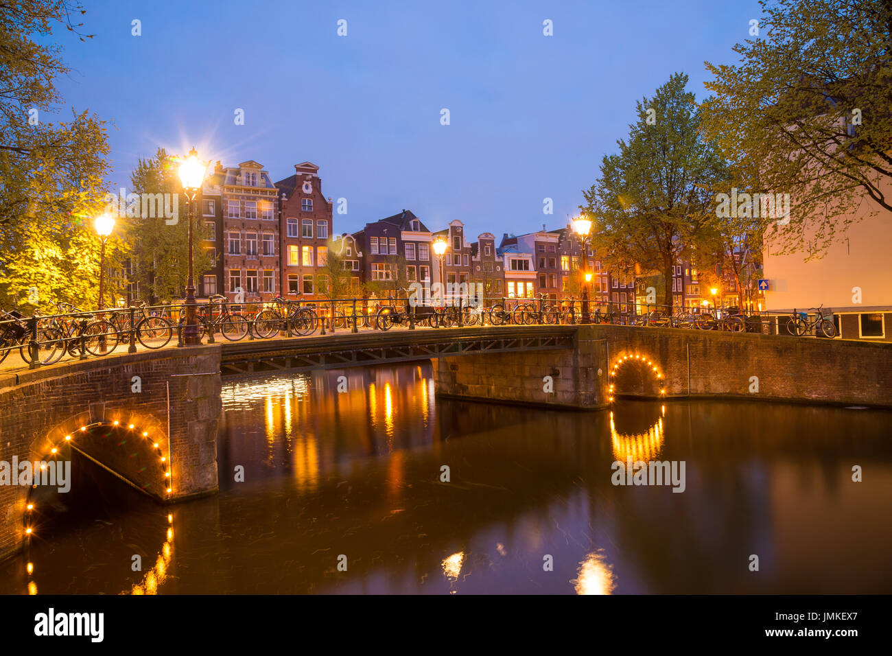 Einer der berühmten Kanal von Amsterdam, die Niederlande in der Abenddämmerung. Stockfoto