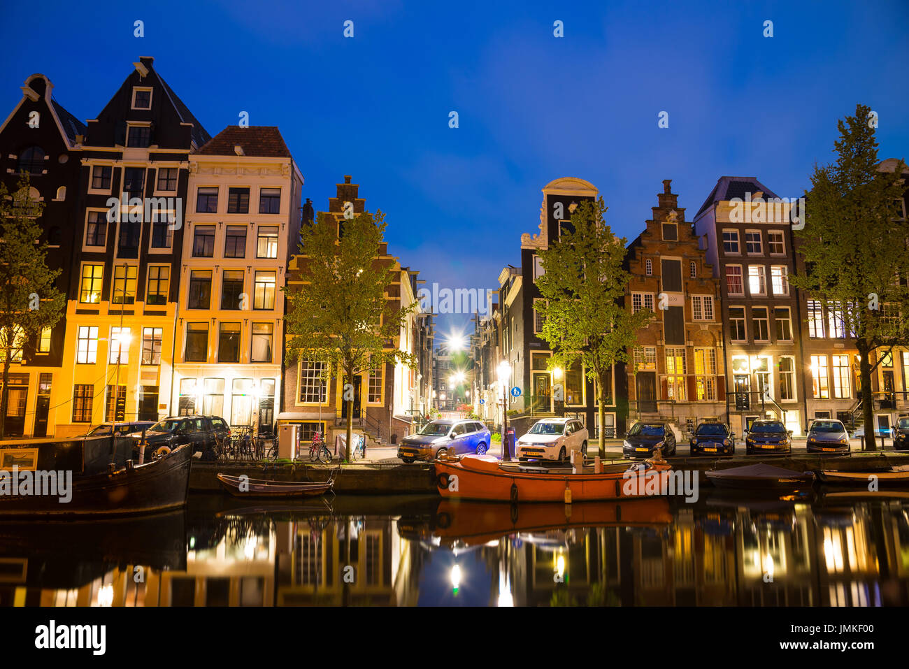 Kanäle von Amsterdam in der Nacht. Amsterdam ist die Hauptstadt und die bevölkerungsreichste Stadt der Niederlande. Stockfoto