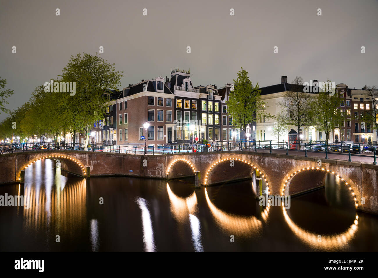 Kanäle von Amsterdam in der Nacht. Amsterdam ist die Hauptstadt und die bevölkerungsreichste Stadt der Niederlande. Stockfoto