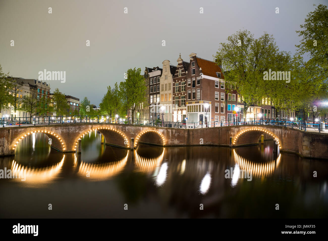 Einer der berühmten Kanal von Amsterdam, die Niederlande in der Abenddämmerung. Stockfoto