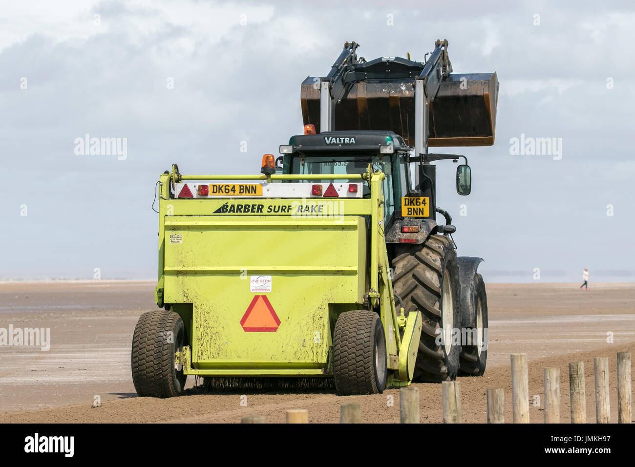 Friseur Surfen Rake Fahrzeuge auf ainsdale Strand, Southport, Großbritannien Stockfoto