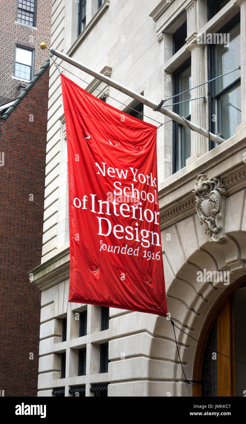 Eine rot-weiße Flagge außerhalb New York School of Interior Design, 1915 gegründet Stockfoto