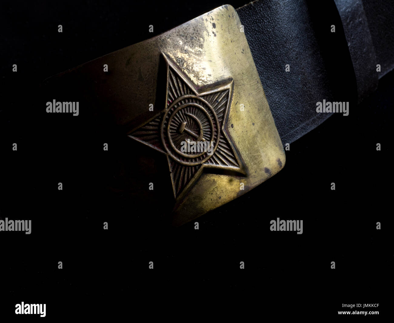 Sowjetischen Soldaten Gürtel mit einem Stern auf dem Teller auf einem schwarzen Hintergrund Stockfoto