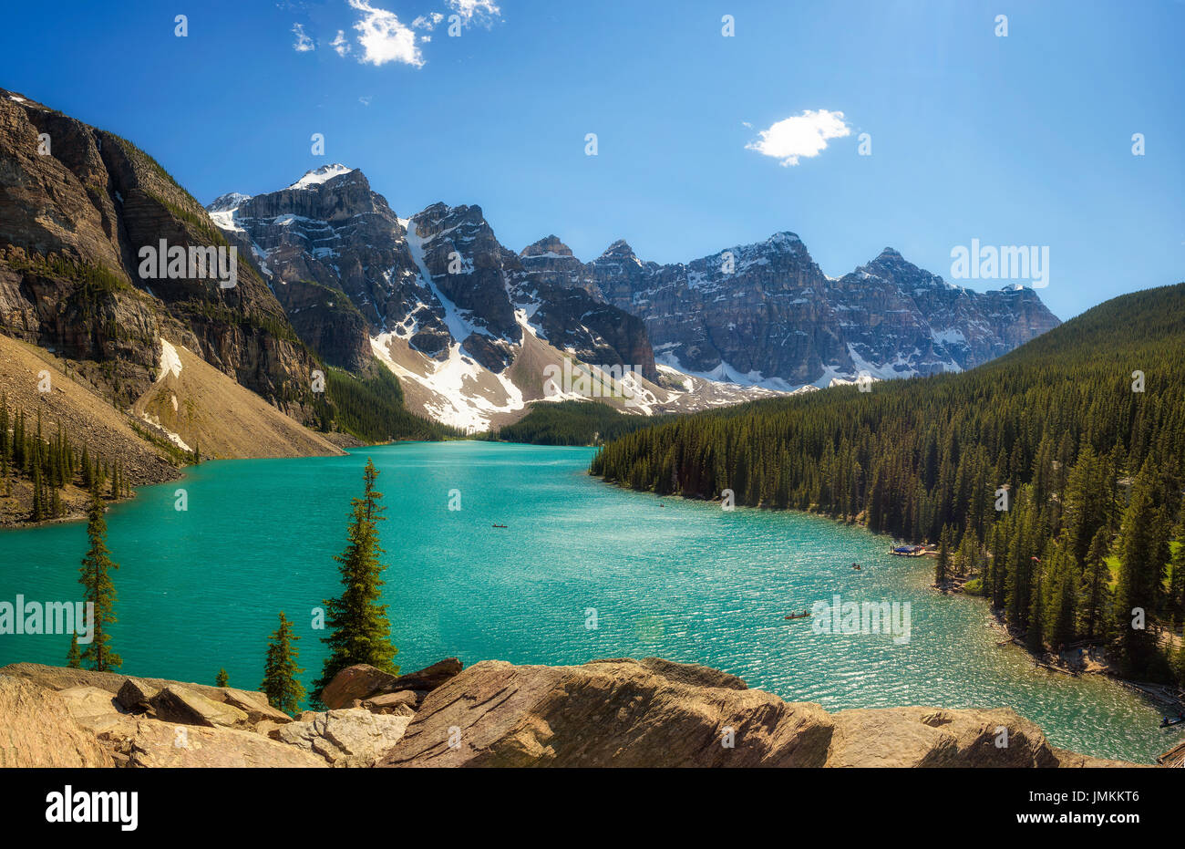 Schöner sonniger Tag am Moraine Lake im Banff Nationalpark, Alberta, Kanada, mit Schnee bedeckten Gipfeln der kanadischen Rocky Mountains im Hintergrund. Stockfoto