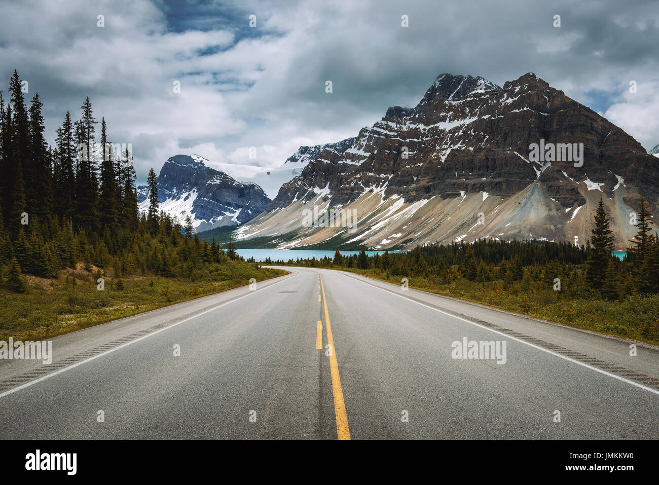 Malerische Icefields Pkwy im Banff National Park führt zu der Bow Lake. Es reist durch Banff und Jasper Nationalparks und bietet spektakuläre Ausblicke auf Stockfoto