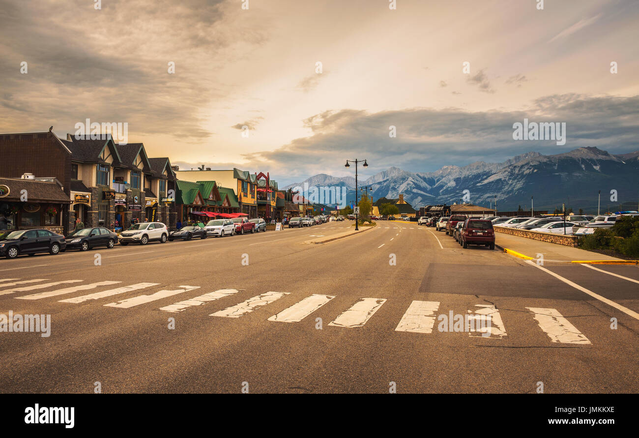 Abend auf den Straßen von Jasper in den kanadischen Rocky Mountains. Stockfoto
