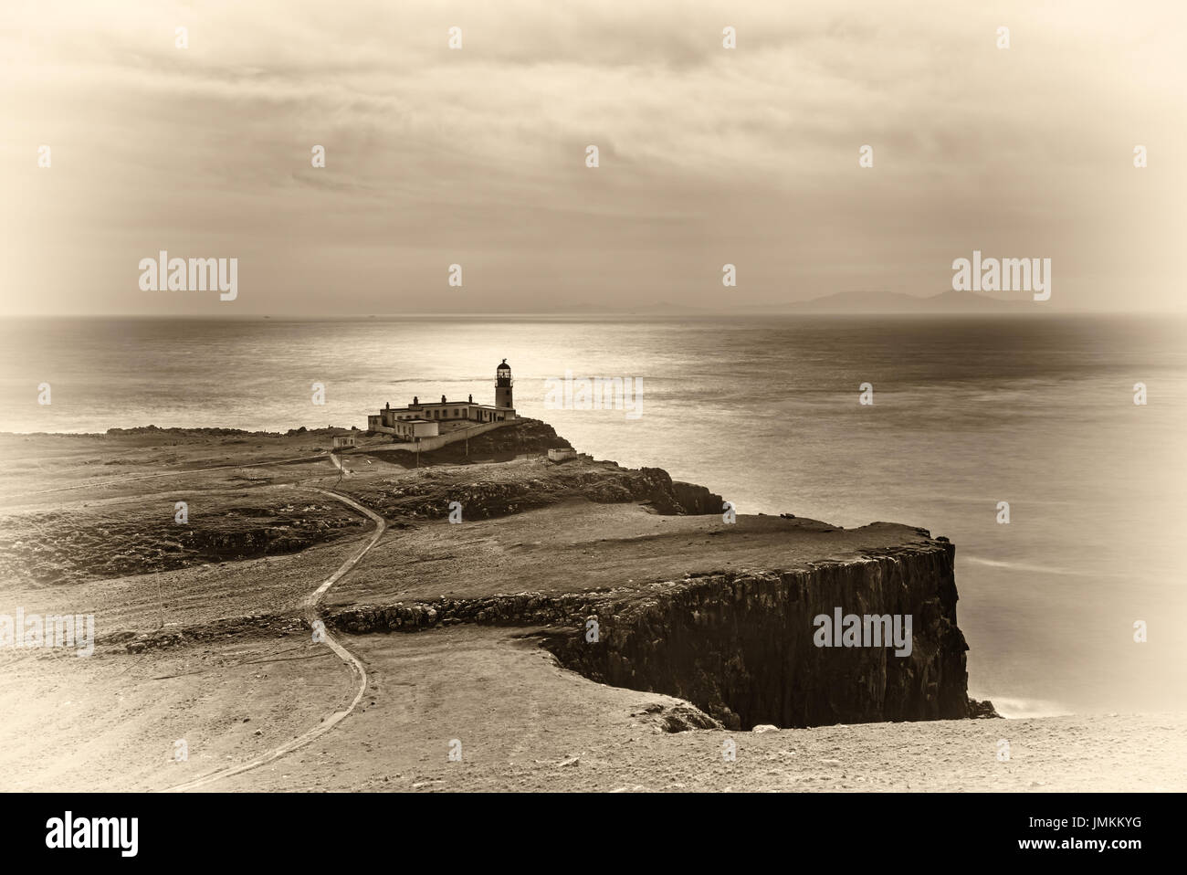 Landschaftlich Point Leuchtturm in Isle Of Skye, schottische Highlands, Vereinigtes Königreich. Vintage schwarze und weiße verarbeitet. Stockfoto