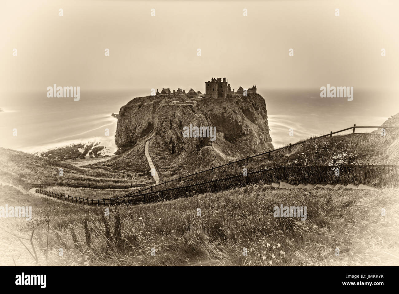 Dunnottar Castle, Schottland, Vereinigtes Königreich. Vintage schwarze und weiße verarbeitet. Stockfoto