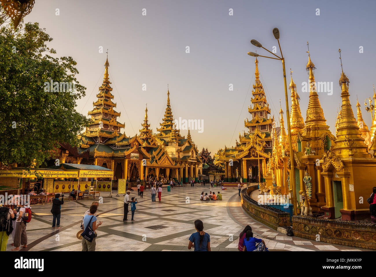 Touristen und Besucher an der Shwedagon-Pagode. Stockfoto