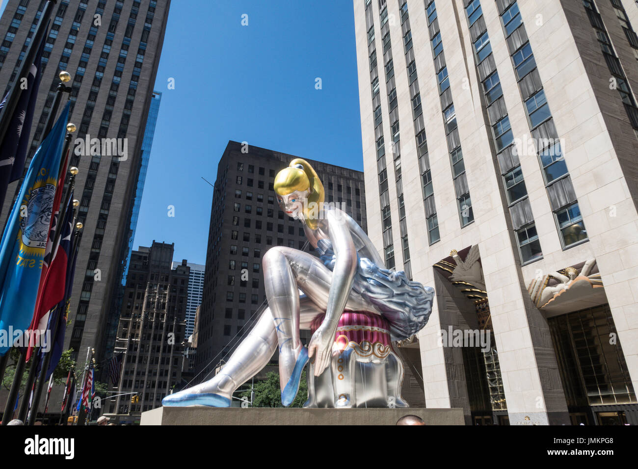 Jeff Koons'sitzende Ballerina"am Rockefeller Center, NYC, USA Stockfoto