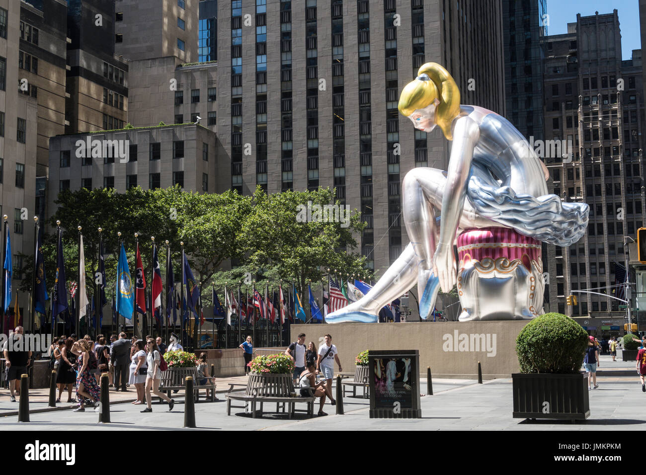 Jeff Koons'sitzende Ballerina"am Rockefeller Center, NYC, USA Stockfoto