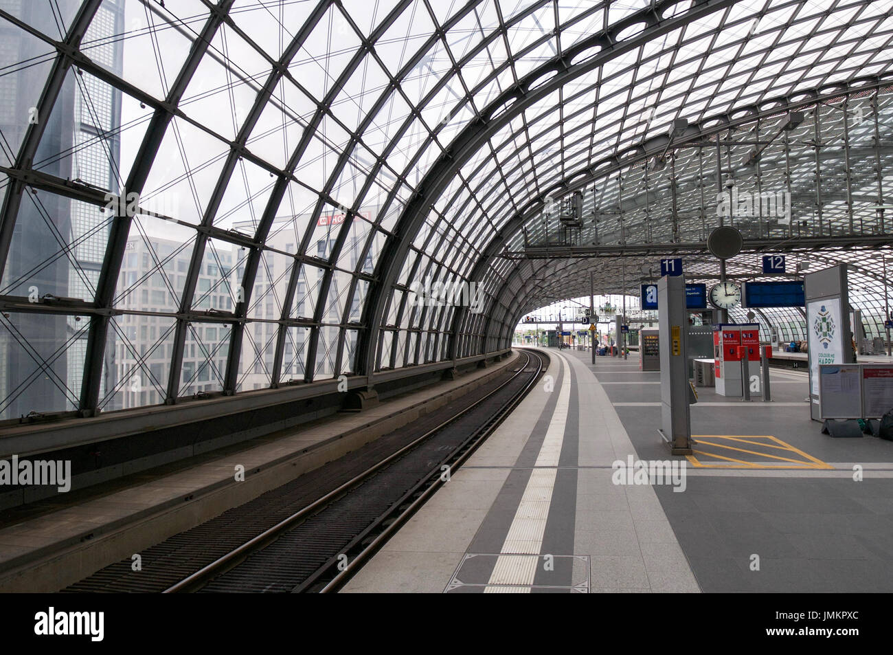 Train Station Blick der leeren Plattform, Berlin, Deutschland - hauptbahnhof Stockfoto