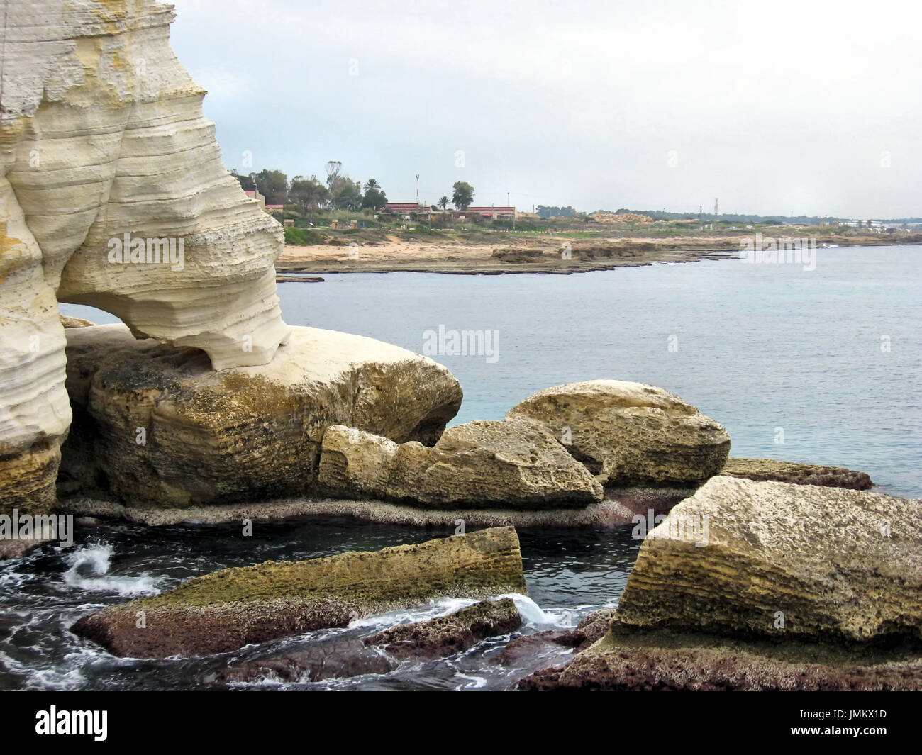 Die weiße Kreide-Felsen an Rosh HaNikra an der mediterranen Küste Israels. Stockfoto