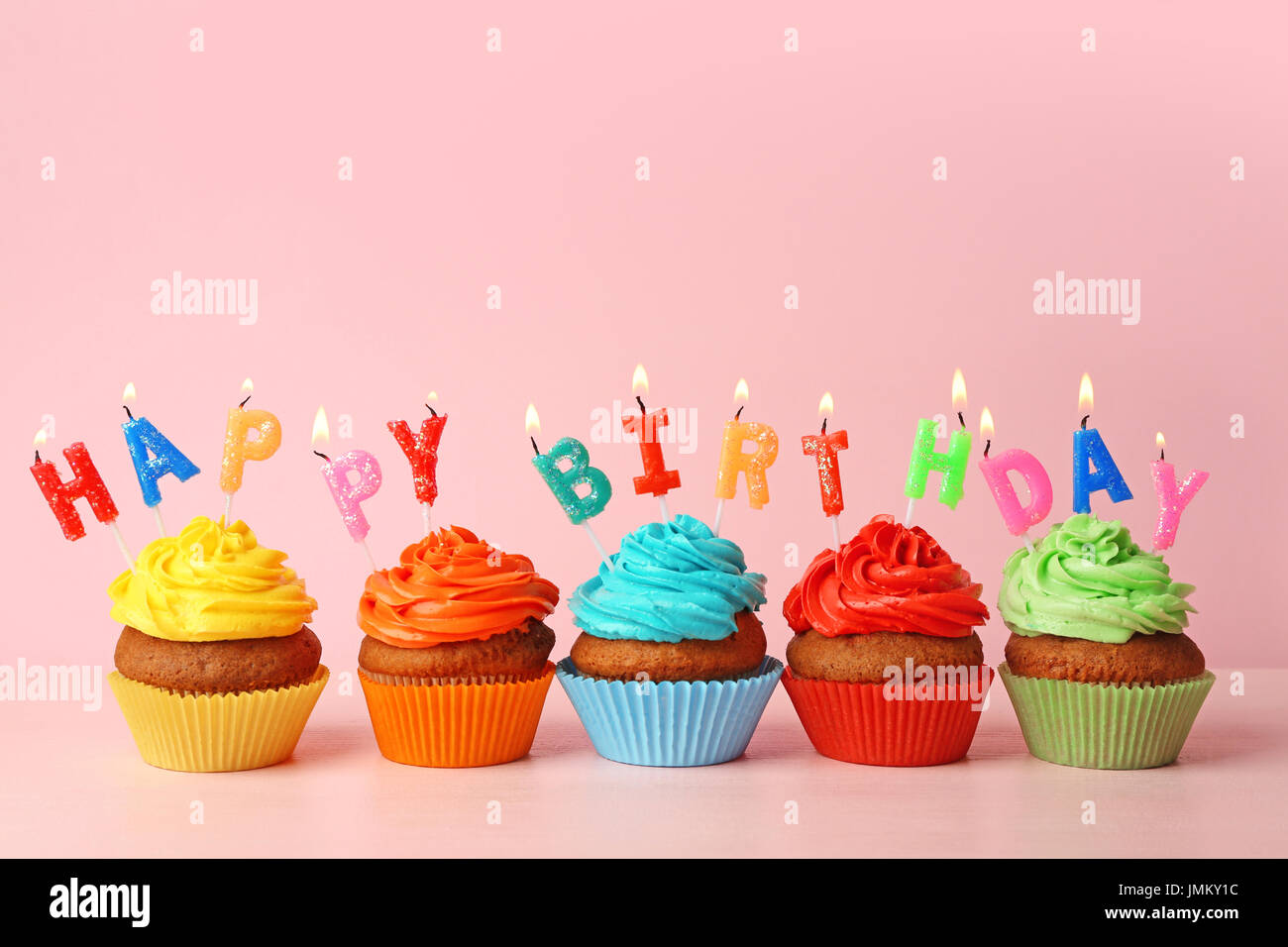 Alles Gute Zum Geburtstag Cupcakes Auf Rosa Hintergrund Stockfotografie Alamy