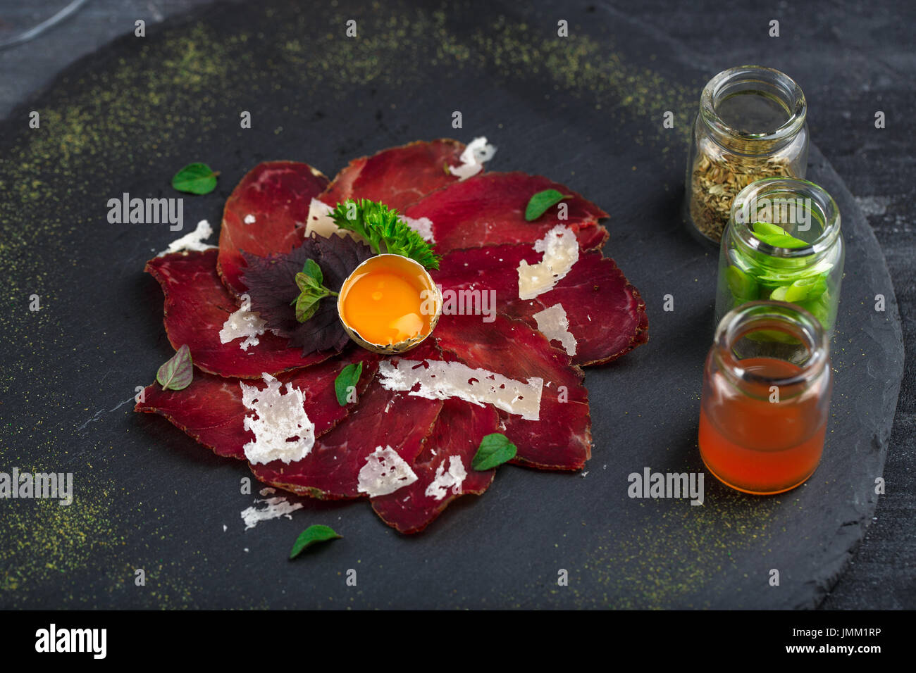 Wurst-Board mit italienischen Bresaola geheilt, Rindfleisch, Parmesan-Käse, Nahaufnahme Stockfoto