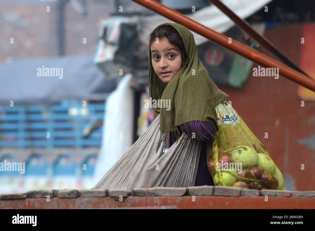 Lahore, Pakistan. 28. Juli 2017. Afghanische Mädchen sammeln nutzbare Obst und Gemüse bilden Badami Bagh Markt. Pakistan gehört zu 11 Ländern die fast 50 Stück zu tragen. die globale Belastung durch chronische Hepatitis. Bildnachweis: Rana Sajid Hussain/Pacific Press/Alamy Live-Nachrichten Stockfoto