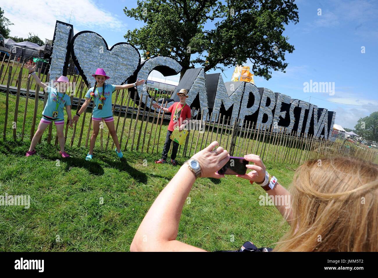 Dorset, UK. 27. Juli 2017. Camp Bestival öffnet, Dorset, UK ** Kinderwunsch elterliche Erlaubnis für Foto ** Credit: Finnbarr Webster/Alamy Live News Stockfoto