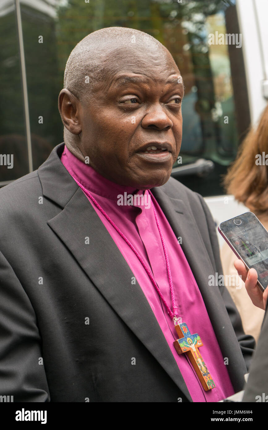 London, England, Vereinigtes Königreich. 27. Juli 2017. Erzbischof von York John Sentamu sprechen mit Reporter am Denkmal für die spät Mary Mendy, Khadija Saye Berkti Haftom, Beruk Haftom und Isaac (Welde Mariam) Grenfell Turm Opfer St Helen Church, North Kensington. Bildnachweis: Siehe Li/Alamy Live News Stockfoto