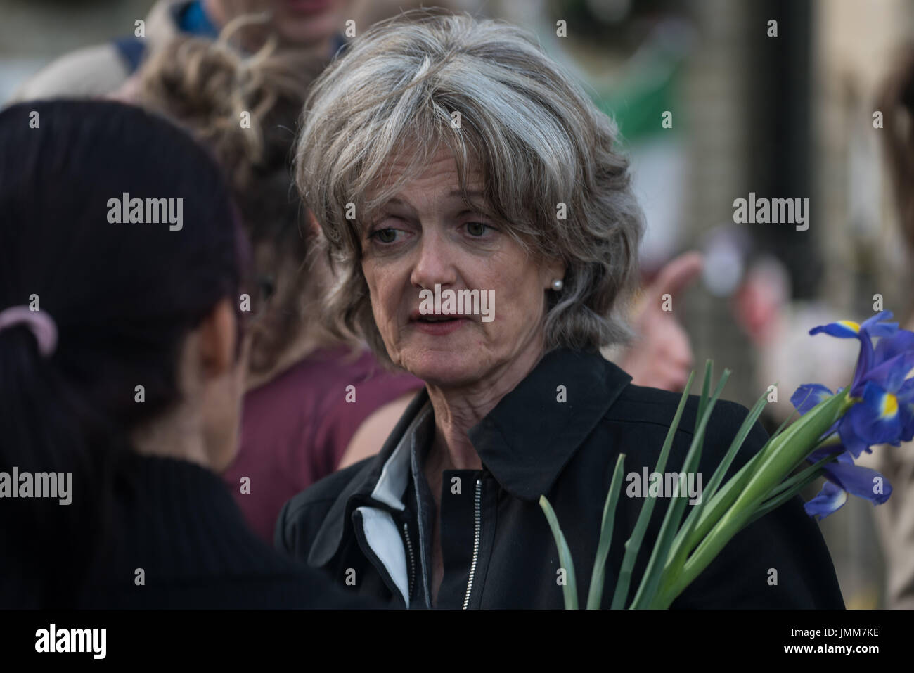 London, England, Vereinigtes Königreich. 27. Juli 2017. Cllr Elizabeth Campbell, Führer von Kensington und Chelsea Rat der Grenfell-Feuer-Untersuchung besuchen ein Denkmal für Grenfell Turm Opfern und Frage von lokalen außerhalb St Clements Kirche. Bildnachweis: Siehe Li/Alamy Live News Stockfoto