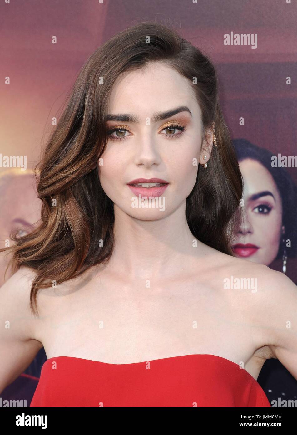 Lily Collins im Ankunftsbereich für THE LAST TYCOON Amazon Serie Premiere, Harmony Gold Vorschau House, Los Angeles, CA 27. Juli 2017. Foto von: David Longendyke/Everett Collection Stockfoto