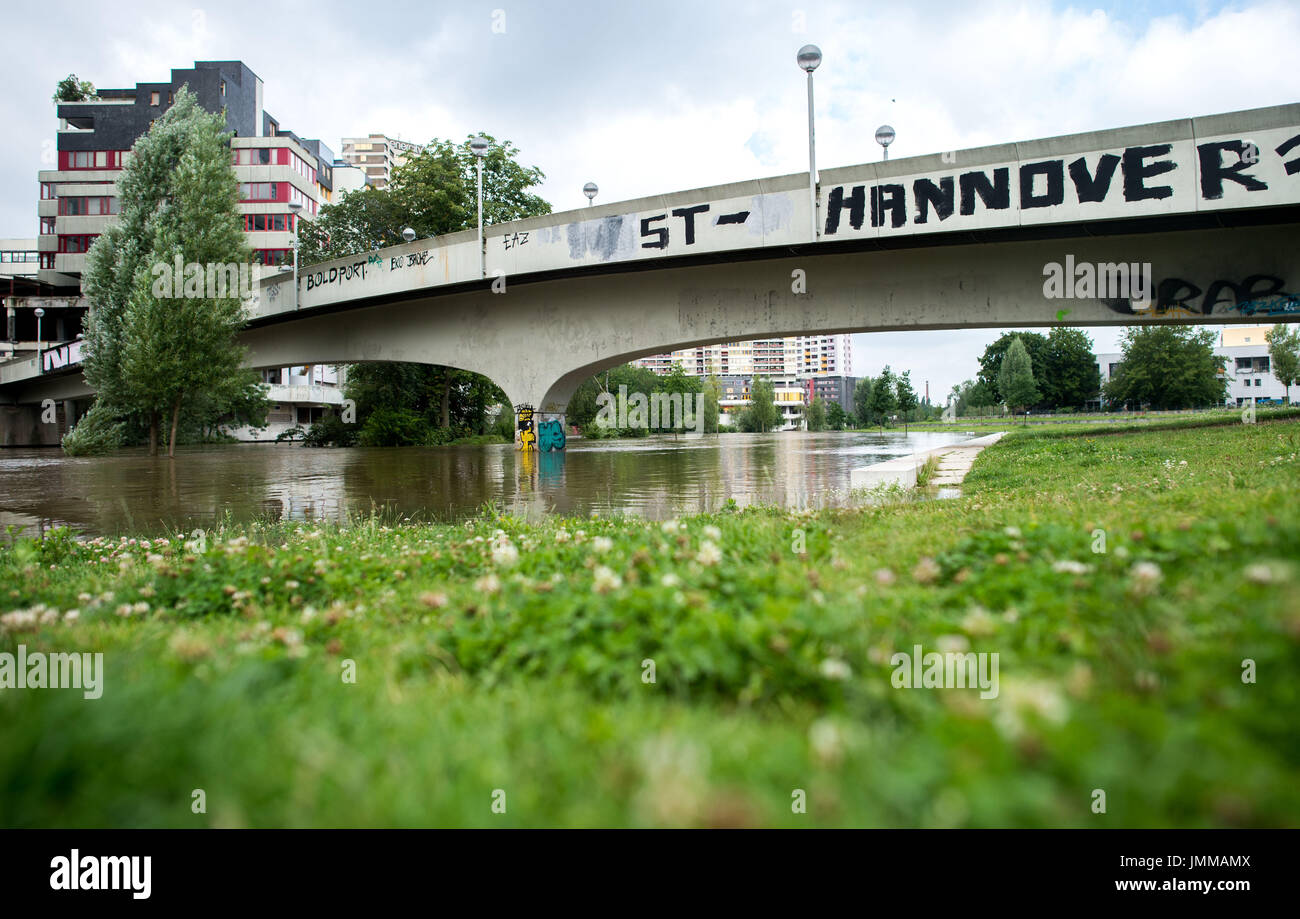 Hannover, Deutschland. 28. Juli 2017. Der Fluss Ihme gestiegen Wasserstand vor dem Ihme-Zentrum in Hannover, 28. Juli 2017. Dauerregen hat in Teilen Niedersachsens erhebliche Überschwemmungen verursacht. Foto: Hauke-Christian Dittrich/Dpa/Alamy Live News Stockfoto